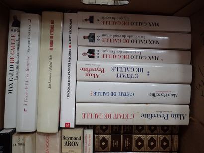 Importante et intéressante mannette de livres...