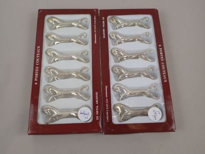 Ensemble de douze porte-couteaux en métal...