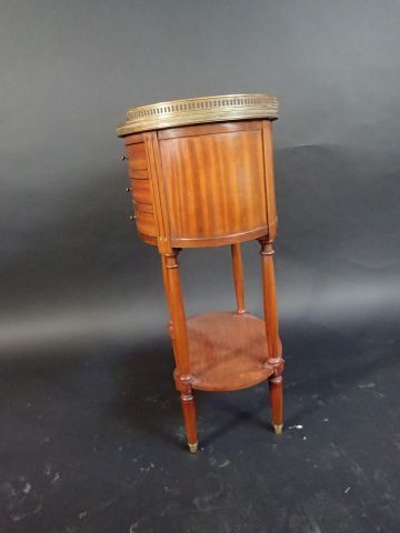 Chevet tambour en noyer à dessus de marbre...