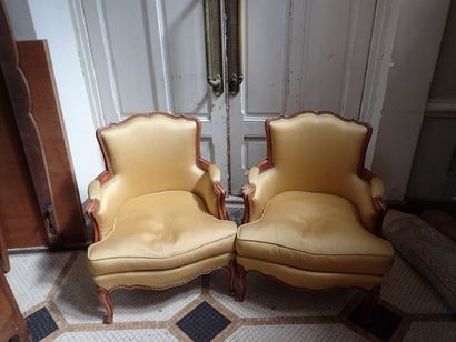 Paire de bergères et une chauffeuse en hêtre...