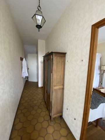 (SUITE PHOTOS LOT 3) ENTIER MOBILIER D'UNE...