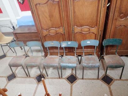 Suite de 6 chaises en métal tubulaire anciennement...