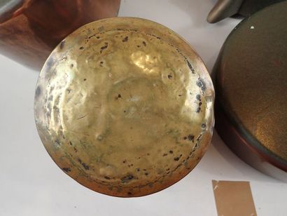 Lot de cuivre comprenant 3 casseroles dont...
