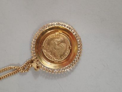 Pendentif en or jaune centré d'une pièce...