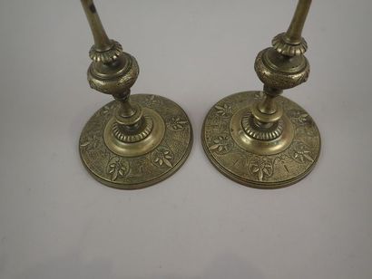 Paire de petits bougeoirs en bronze à décor...