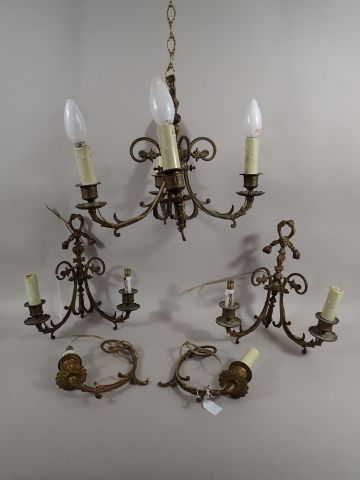 Ensemble de trois lustres à 4 bras de lumière...