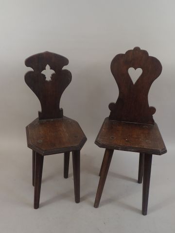 Suite de deux chaises lorraines en chêne...