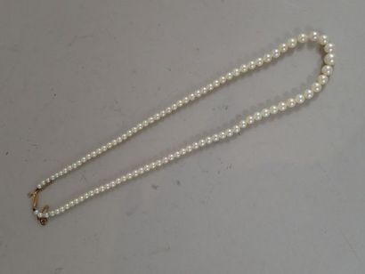 Collier de perles en chute, fermoir olive...