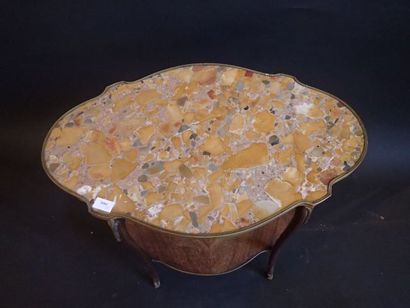 Petite table de milieu de forme chantournée...