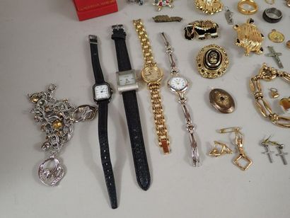 Fort lot de bijoux fantaisies en métal doré,...