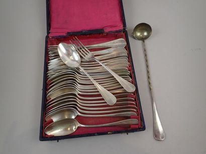 Ménagère en métal argenté comprenant 16 fourchettes...