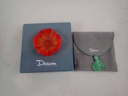 DAUM France. Fleur en cristal rouge satiné....