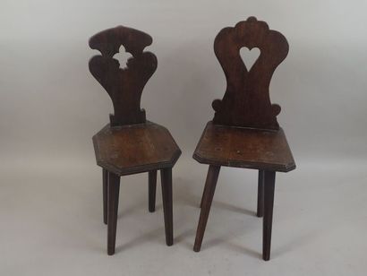 Suite de deux chaises lorraines en chêne...