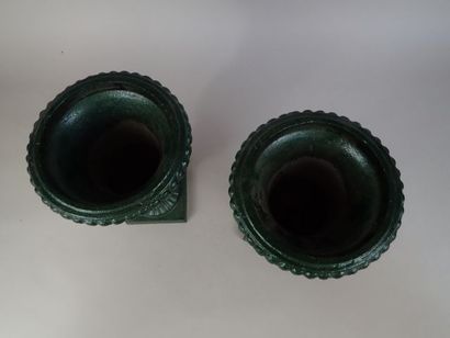 Paire de vases médicis en fonte de fer laqués...