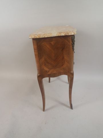 Petite commode en bois de placage de forme...