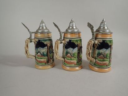 Suite de trois chopes à bière en faience...