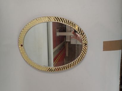 Petit miroir de forme ovale en bois et inclusion...