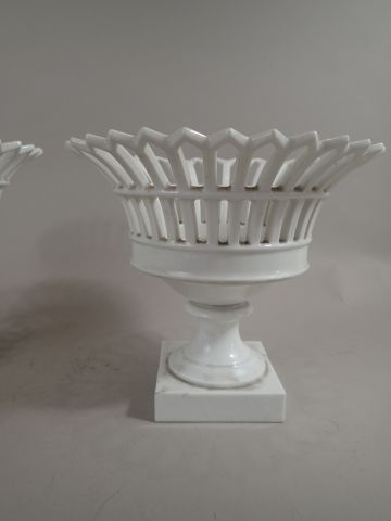 Paire de corbeilles à décor ajouré en porcelaine...