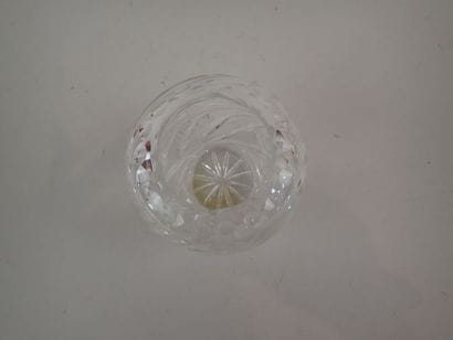 Petit vase en cristal taillé à décor de fleurs....
