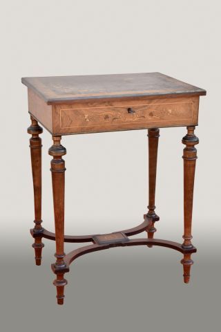 Petite table chiffonnière en marqueterie...