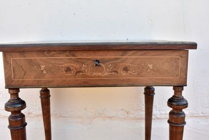 Petite table chiffonnière en marqueterie...