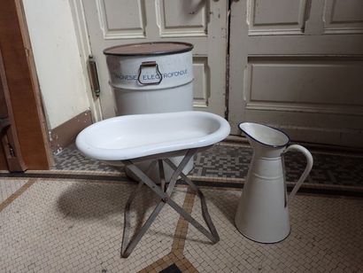 Bidet sur un piètement pliant et son broc...