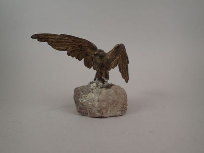 Porte montre en bronze doré figurant un aigle...