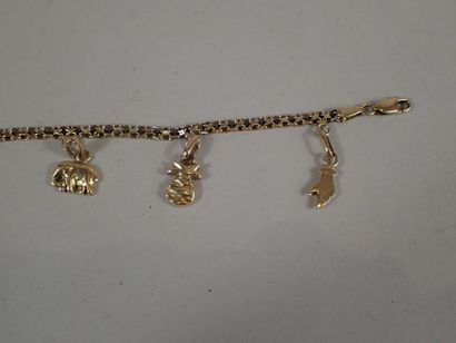 Bracelet en or jaune orné de six pendeloques.

Poids...