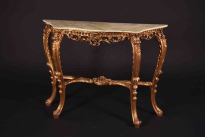 Console en bois sculpté et doré reposant...