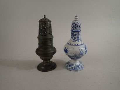 JOINT AU 1574/246, Deux saupoudreuses, l'une...