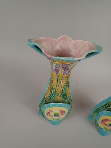 Paire de vases en barbotine de forme cornet...