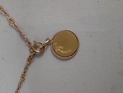 Ensemble de débris d'or comprenant deux alliances,...