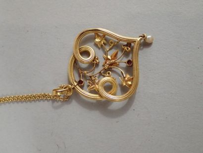 Pendentif en or jaune à décor de fleurettes...