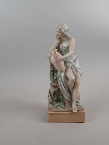 Statuette en porcelaine polychrome figurant...