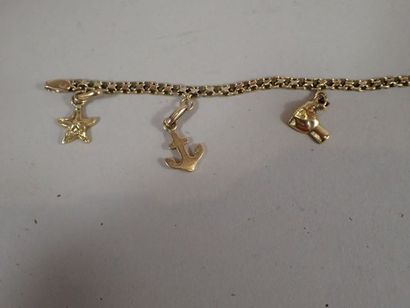 Bracelet en or jaune orné de six pendeloques.

Poids...