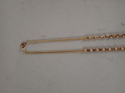 Collier en or jaune avec pendentif reliquaire.

Poids...