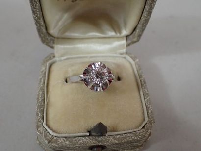 Bague solitaire en or gris et platine centrée...