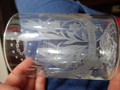 Lot de verrerie comprenant un verre de cure...