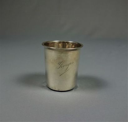 Timbale de forme tronconique en argent gravée...