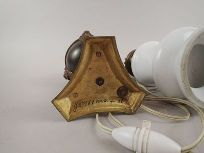 Lot de deux pieds de lampes à pétrole, dont...