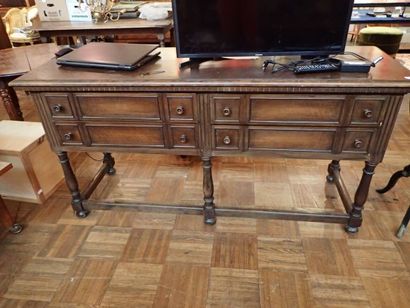 Commode en chêne, ouvrant par quatre tiroirs...