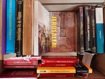 Importante mannette de livres brochés et...