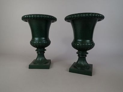 Paire de vases médicis en fonte de fer laqués...