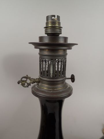 Paire de lampes à pétrole en porcelaine noire...