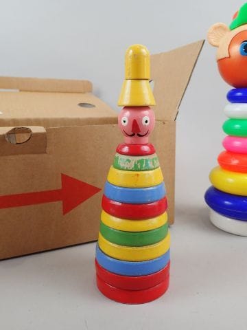 Jeu en bois à empiler figurant un personnage...