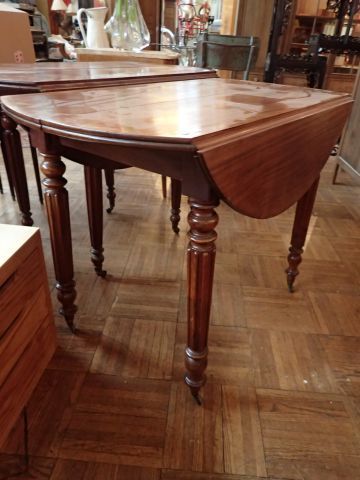 Table de salle à manger en noyer et placage...