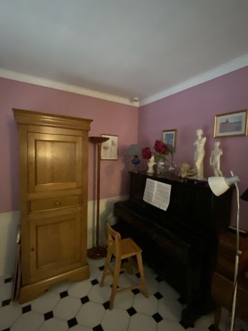 (SUITE PHOTOS LOT 4) ENTIER MOBILIER D'UNE...