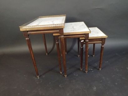 Ensemble de trois tables gigognes en bois...
