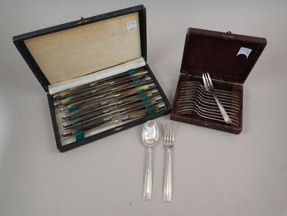 Lot de métal argenté comprenant 12 fourchettes...