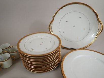 LIMOGES. Réunions de services en porcelaine...